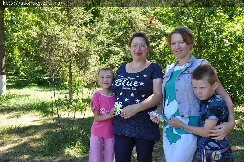 Фотосессия будущих мам и молодых родителей прошла в парке (ФОТО)