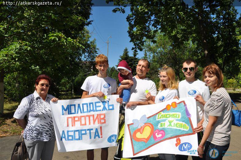 Фотосессия будущих мам и молодых родителей прошла в парке (ФОТО)