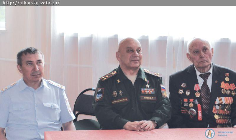 Герой России рассказал школьникам о своей награде