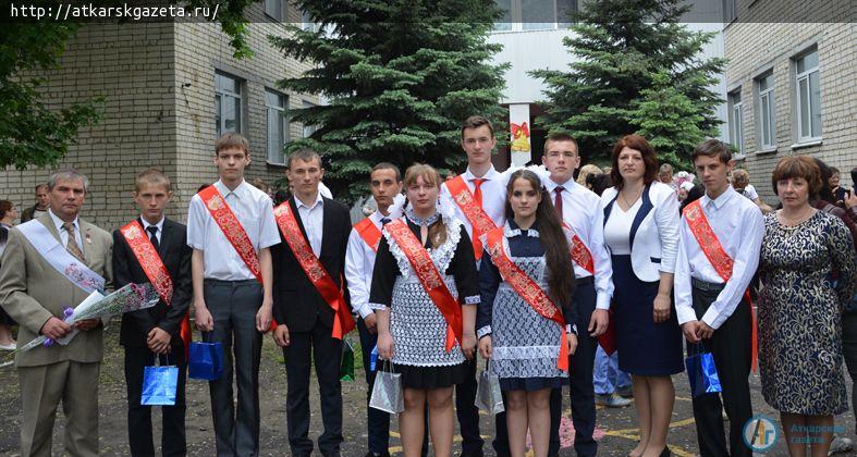 Глава администрации района Виктор ЕЛИН поздравил выпускников школы №2 (ФОТО)