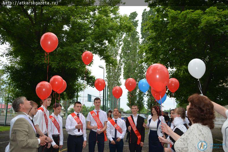 Глава администрации района Виктор ЕЛИН поздравил выпускников школы №2 (ФОТО)
