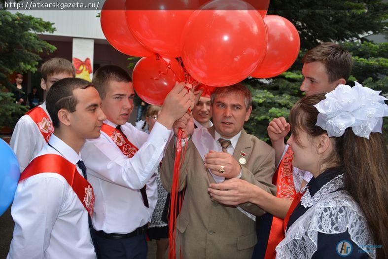 Глава администрации района Виктор ЕЛИН поздравил выпускников школы №2 (ФОТО)