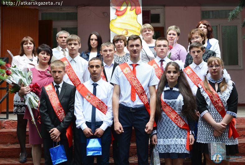 Глава администрации района Виктор ЕЛИН поздравил выпускников школы №2 (ФОТО)