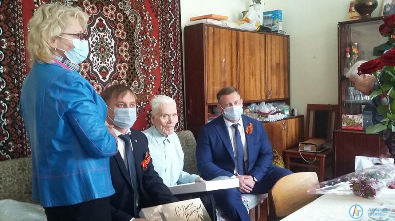 Глава района и глава города поздравили аткарских ветеранов