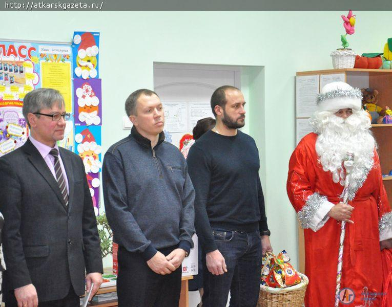 Глава района и победители конкурса "Лучшая семья 2017" вручили подарки детям