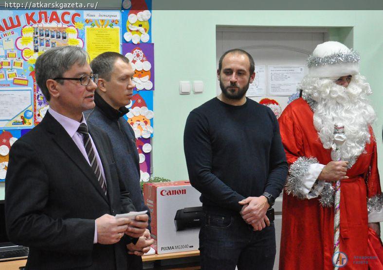 Глава района и победители конкурса "Лучшая семья 2017" вручили подарки детям