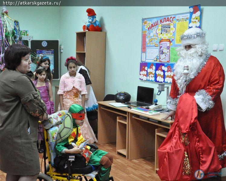 Глава района и победители конкурса "Лучшая семья 2017" вручили подарки детям