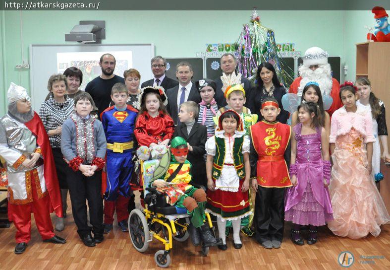 Глава района и победители конкурса "Лучшая семья 2017" вручили подарки детям