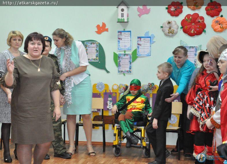 Глава района и победители конкурса "Лучшая семья 2017" вручили подарки детям