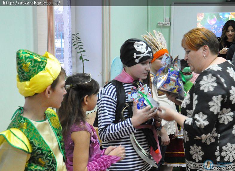 Глава района и победители конкурса "Лучшая семья 2017" вручили подарки детям