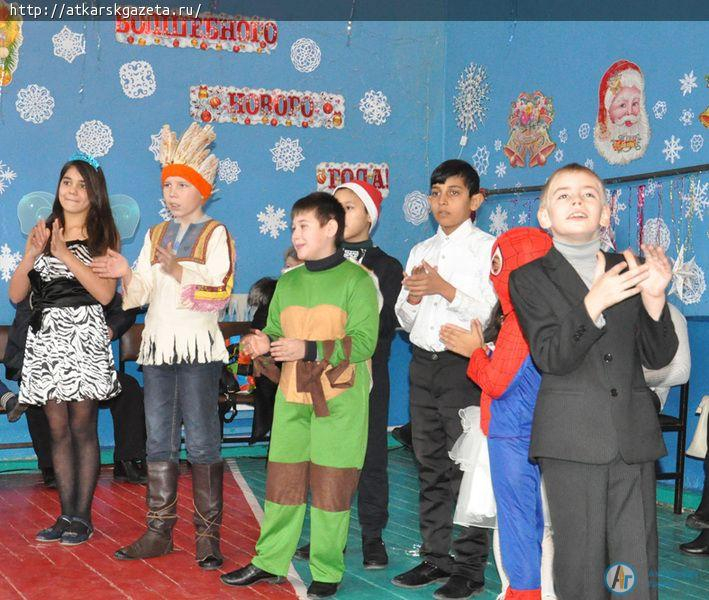 Глава района и победители конкурса "Лучшая семья 2017" вручили подарки детям