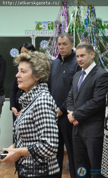 Глава района и победители конкурса "Лучшая семья 2017" вручили подарки детям