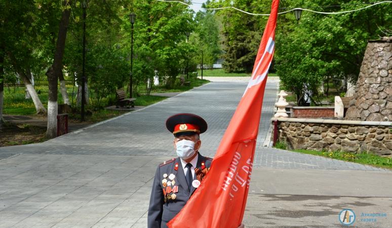 Глава района и ветераны возложили цветы к Вечному огню