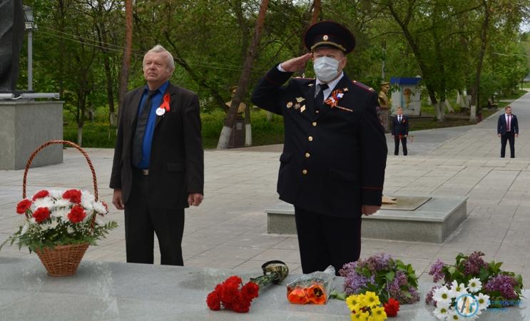Глава района и ветераны возложили цветы к Вечному огню