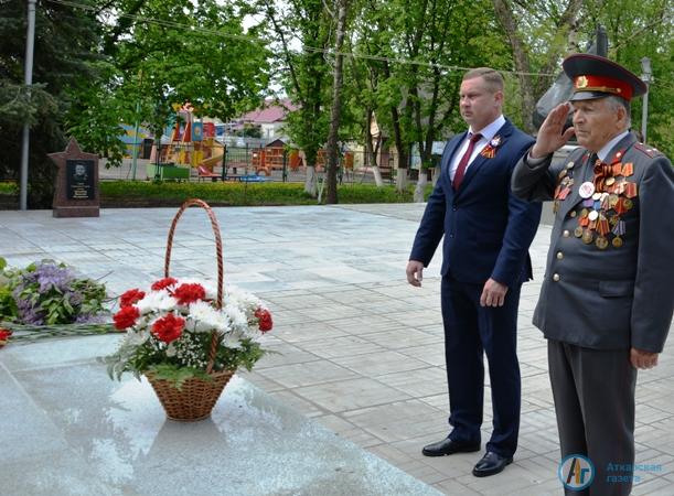 Глава района и ветераны возложили цветы к Вечному огню