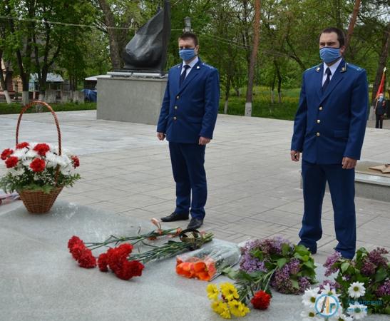 Глава района и ветераны возложили цветы к Вечному огню