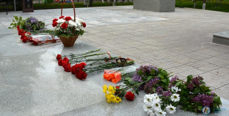 Глава района и ветераны возложили цветы к Вечному огню