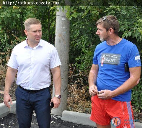 Глава района обсудил с жильцами аткарских многоэтажек качество ремонта дворов