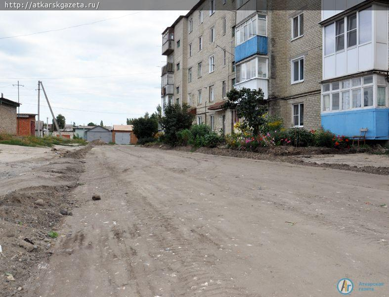 Глава района обсудил с жильцами аткарских многоэтажек качество ремонта дворов