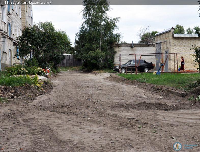 Глава района обсудил с жильцами аткарских многоэтажек качество ремонта дворов