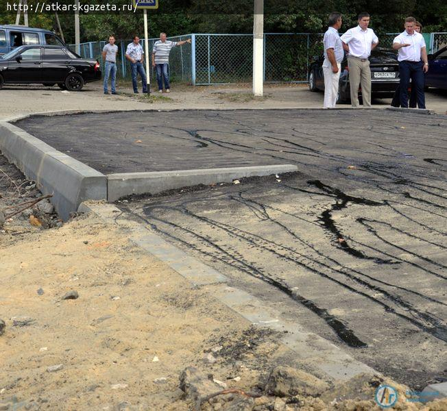 Глава района обсудил с жильцами аткарских многоэтажек качество ремонта дворов