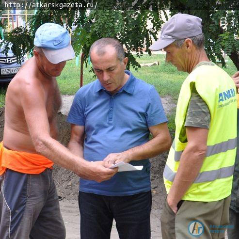 Глава района обсудил с жильцами аткарских многоэтажек качество ремонта дворов