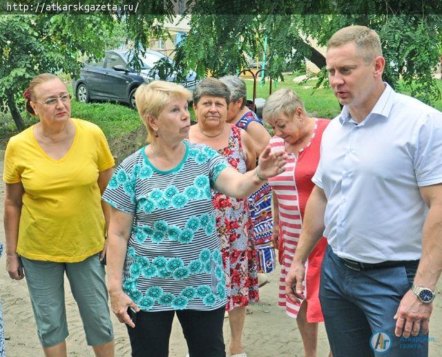 Глава района обсудил с жильцами аткарских многоэтажек качество ремонта дворов