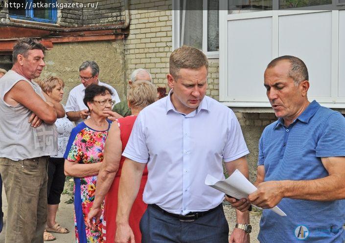Глава района обсудил с жильцами аткарских многоэтажек качество ремонта дворов