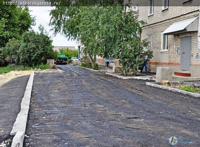 Глава района обсудил с жильцами аткарских многоэтажек качество ремонта дворов