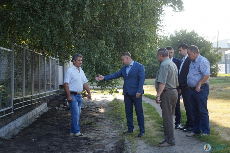 Глава района оценил работы по благоустройству тротуаров