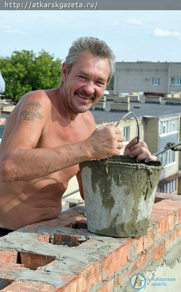 Глава района поднялся на проблемную крышу многоквартирного дома на Серова (ФОТО)