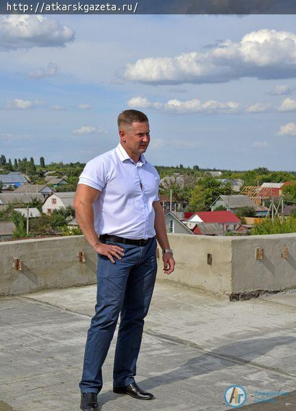 Глава района поднялся на проблемную крышу многоквартирного дома на Серова (ФОТО)