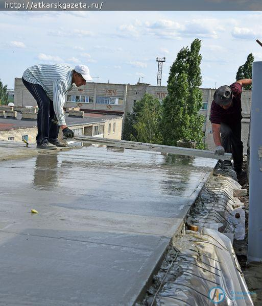 Глава района поднялся на проблемную крышу многоквартирного дома на Серова (ФОТО)