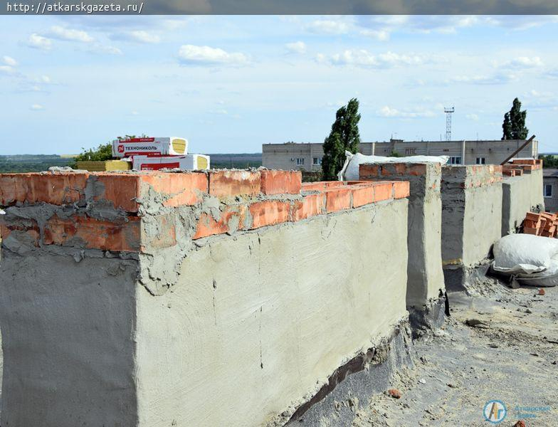Глава района поднялся на проблемную крышу многоквартирного дома на Серова (ФОТО)