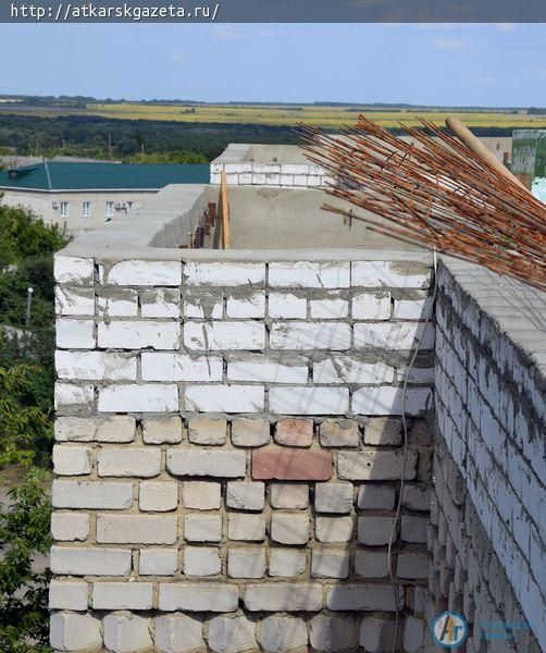 Глава района поднялся на проблемную крышу многоквартирного дома на Серова (ФОТО)