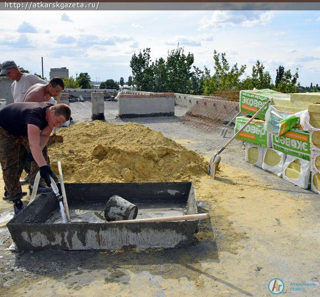 Глава района поднялся на проблемную крышу многоквартирного дома на Серова (ФОТО)