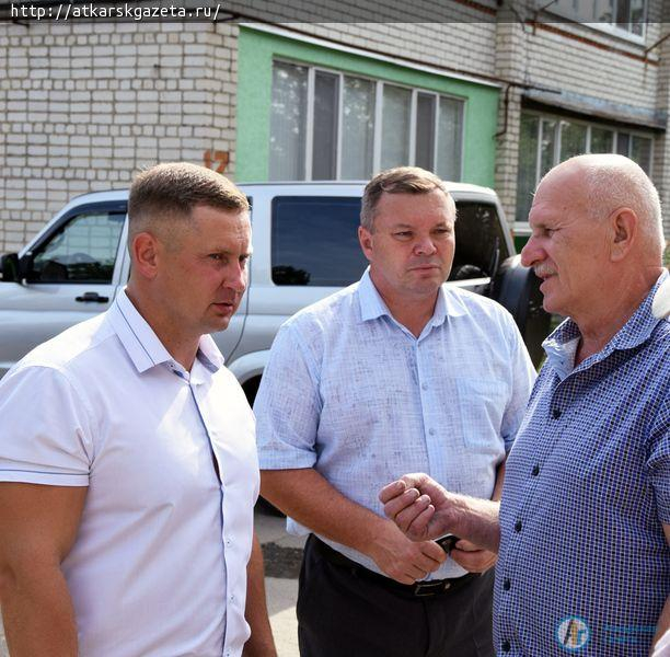 Глава района поднялся на проблемную крышу многоквартирного дома на Серова (ФОТО)