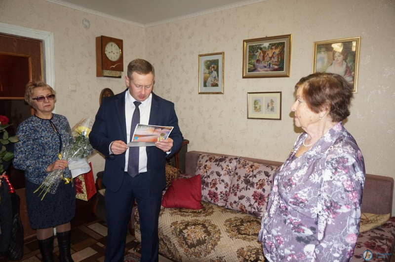 Глава района поклонился жительнице блокадного Ленинграда