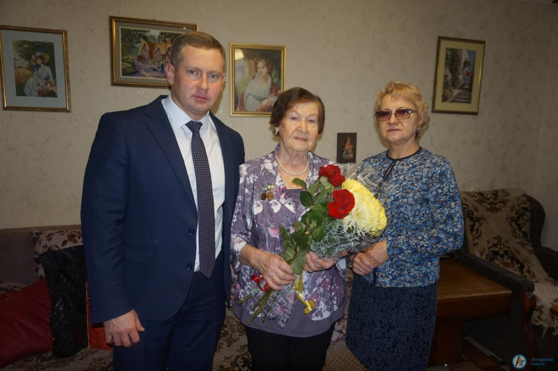 Глава района поклонился жительнице блокадного Ленинграда