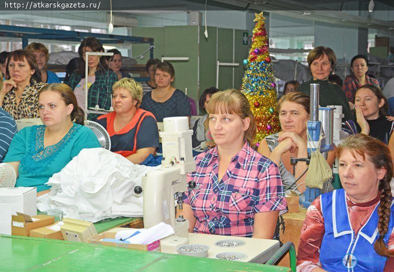 Глава района поздравил работников швейных предприятий с Новым годом