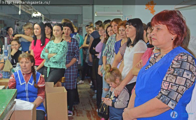 Глава района поздравил работников швейных предприятий с Новым годом