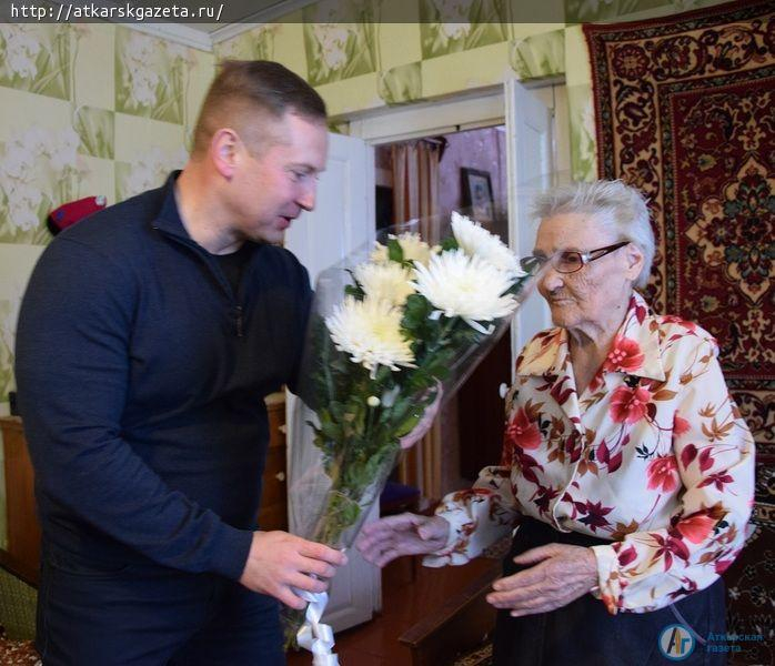 Глава района поздравил с юбилеем 90-летнюю аткарчанку