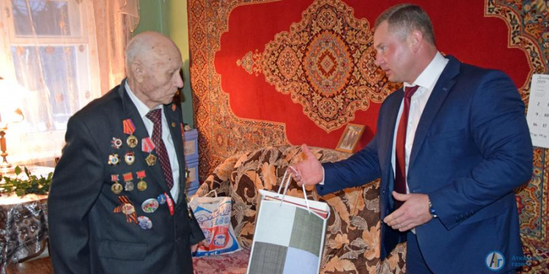 Глава района поздравил с юбилеем последнего солдата Курской дуги
