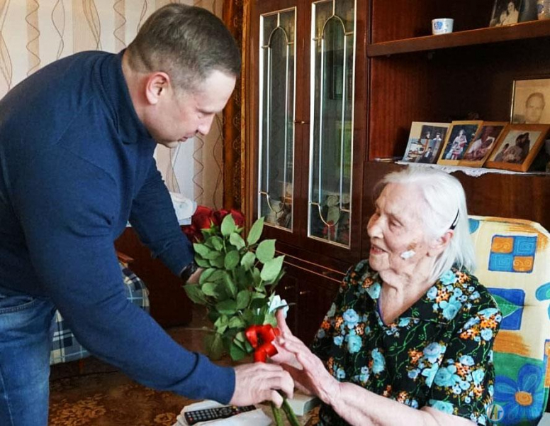 Глава района поздравил участницу войны Дину Семенову с 94-м днем рождения