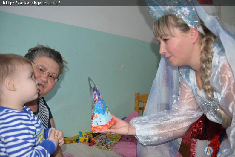 Глава района привез к маленьким пациентам Деда Мороза и Снегурочку (ФОТО)