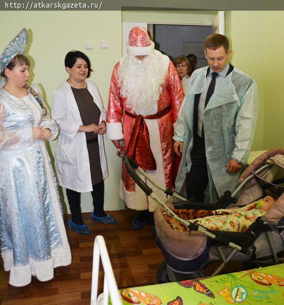 Глава района привез к маленьким пациентам Деда Мороза и Снегурочку (ФОТО)