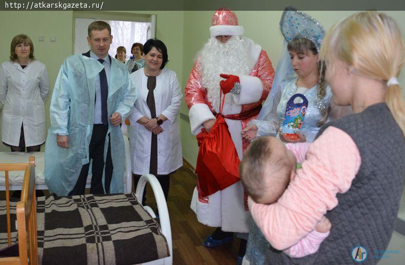 Глава района привез к маленьким пациентам Деда Мороза и Снегурочку (ФОТО)