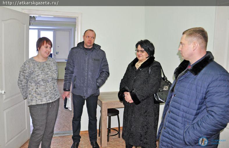 Глава района проверил условия проживания молодых медиков