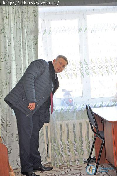Глава района проверил условия проживания молодых медиков
