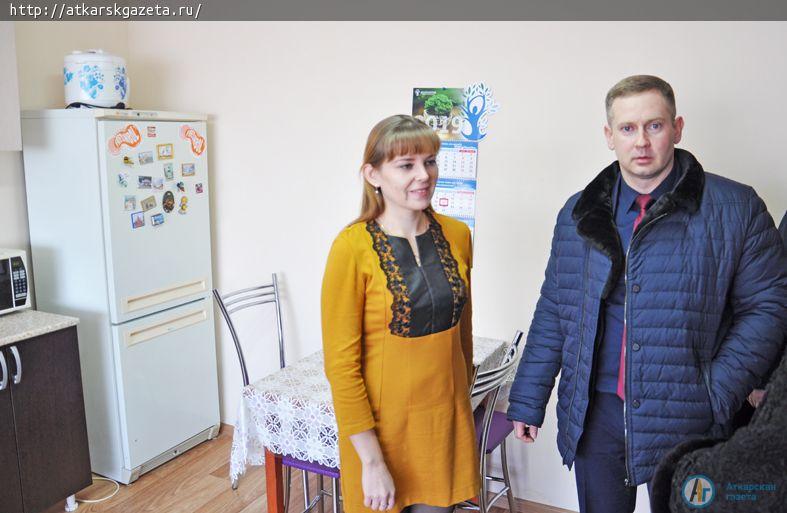 Глава района проверил условия проживания молодых медиков
